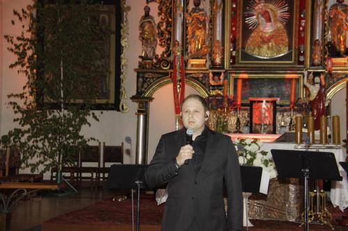 W niedzielę 19 maja sępopolska parafia wraz z Instytutem Pamięci Narodowej zorganizowała koncert z okazji 104 rocznicy Urodzin Świętego Jana Pawła II "TOTUS TUUS". Był to moment uczczenia naszego Wielkiego Rodaka oraz przypomnienia historii życia oraz nauczania Świętego Papieża. To wszystko przybliżyli nam artyści: Kwartet wokalny Floridus, skrzypce: Tomasz Chyła, lektorzy: Magdalena Gleba i Leszek Zduń.
