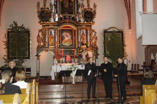 W niedzielę 19 maja sępopolska parafia wraz z Instytutem Pamięci Narodowej zorganizowała koncert z okazji 104 rocznicy Urodzin Świętego Jana Pawła II "TOTUS TUUS". Był to moment uczczenia naszego Wielkiego Rodaka oraz przypomnienia historii życia oraz nauczania Świętego Papieża. To wszystko przybliżyli nam artyści: Kwartet wokalny Floridus, skrzypce: Tomasz Chyła, lektorzy: Magdalena Gleba i Leszek Zduń.