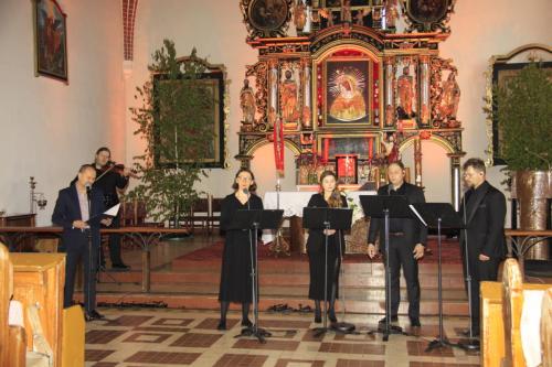 W niedzielę 19 maja sępopolska parafia wraz z Instytutem Pamięci Narodowej zorganizowała koncert z okazji 104 rocznicy Urodzin Świętego Jana Pawła II "TOTUS TUUS". Był to moment uczczenia naszego Wielkiego Rodaka oraz przypomnienia historii życia oraz nauczania Świętego Papieża. To wszystko przybliżyli nam artyści: Kwartet wokalny Floridus, skrzypce: Tomasz Chyła, lektorzy: Magdalena Gleba i Leszek Zduń.