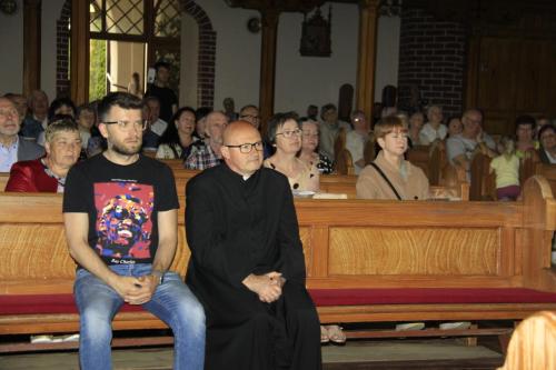 W niedzielę 19 maja sępopolska parafia wraz z Instytutem Pamięci Narodowej zorganizowała koncert z okazji 104 rocznicy Urodzin Świętego Jana Pawła II "TOTUS TUUS". Był to moment uczczenia naszego Wielkiego Rodaka oraz przypomnienia historii życia oraz nauczania Świętego Papieża. To wszystko przybliżyli nam artyści: Kwartet wokalny Floridus, skrzypce: Tomasz Chyła, lektorzy: Magdalena Gleba i Leszek Zduń.