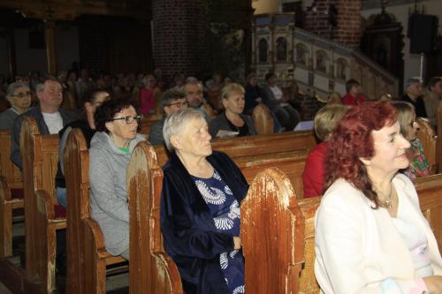 W niedzielę 19 maja sępopolska parafia wraz z Instytutem Pamięci Narodowej zorganizowała koncert z okazji 104 rocznicy Urodzin Świętego Jana Pawła II "TOTUS TUUS". Był to moment uczczenia naszego Wielkiego Rodaka oraz przypomnienia historii życia oraz nauczania Świętego Papieża. To wszystko przybliżyli nam artyści: Kwartet wokalny Floridus, skrzypce: Tomasz Chyła, lektorzy: Magdalena Gleba i Leszek Zduń.