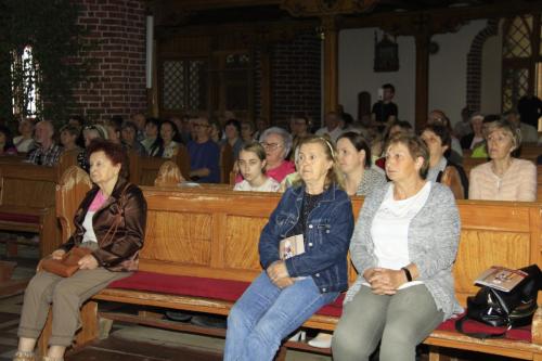 W niedzielę 19 maja sępopolska parafia wraz z Instytutem Pamięci Narodowej zorganizowała koncert z okazji 104 rocznicy Urodzin Świętego Jana Pawła II "TOTUS TUUS". Był to moment uczczenia naszego Wielkiego Rodaka oraz przypomnienia historii życia oraz nauczania Świętego Papieża. To wszystko przybliżyli nam artyści: Kwartet wokalny Floridus, skrzypce: Tomasz Chyła, lektorzy: Magdalena Gleba i Leszek Zduń.