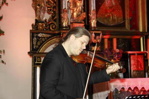 W niedzielę 19 maja sępopolska parafia wraz z Instytutem Pamięci Narodowej zorganizowała koncert z okazji 104 rocznicy Urodzin Świętego Jana Pawła II "TOTUS TUUS". Był to moment uczczenia naszego Wielkiego Rodaka oraz przypomnienia historii życia oraz nauczania Świętego Papieża. To wszystko przybliżyli nam artyści: Kwartet wokalny Floridus, skrzypce: Tomasz Chyła, lektorzy: Magdalena Gleba i Leszek Zduń.