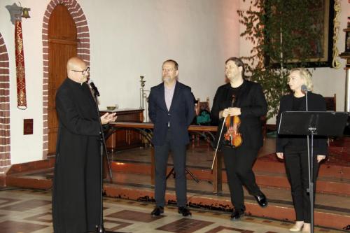 W niedzielę 19 maja sępopolska parafia wraz z Instytutem Pamięci Narodowej zorganizowała koncert z okazji 104 rocznicy Urodzin Świętego Jana Pawła II "TOTUS TUUS". Był to moment uczczenia naszego Wielkiego Rodaka oraz przypomnienia historii życia oraz nauczania Świętego Papieża. To wszystko przybliżyli nam artyści: Kwartet wokalny Floridus, skrzypce: Tomasz Chyła, lektorzy: Magdalena Gleba i Leszek Zduń.