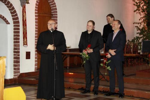 W niedzielę 19 maja sępopolska parafia wraz z Instytutem Pamięci Narodowej zorganizowała koncert z okazji 104 rocznicy Urodzin Świętego Jana Pawła II "TOTUS TUUS". Był to moment uczczenia naszego Wielkiego Rodaka oraz przypomnienia historii życia oraz nauczania Świętego Papieża. To wszystko przybliżyli nam artyści: Kwartet wokalny Floridus, skrzypce: Tomasz Chyła, lektorzy: Magdalena Gleba i Leszek Zduń.